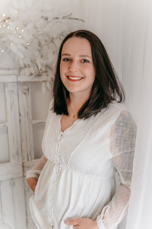 Linda Vierck steht und lächelt in die Kamera